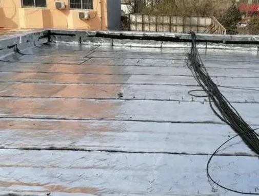 密云卫生间漏水维修公司分享下密云屋面楼顶防水刚性防水层施工要点。